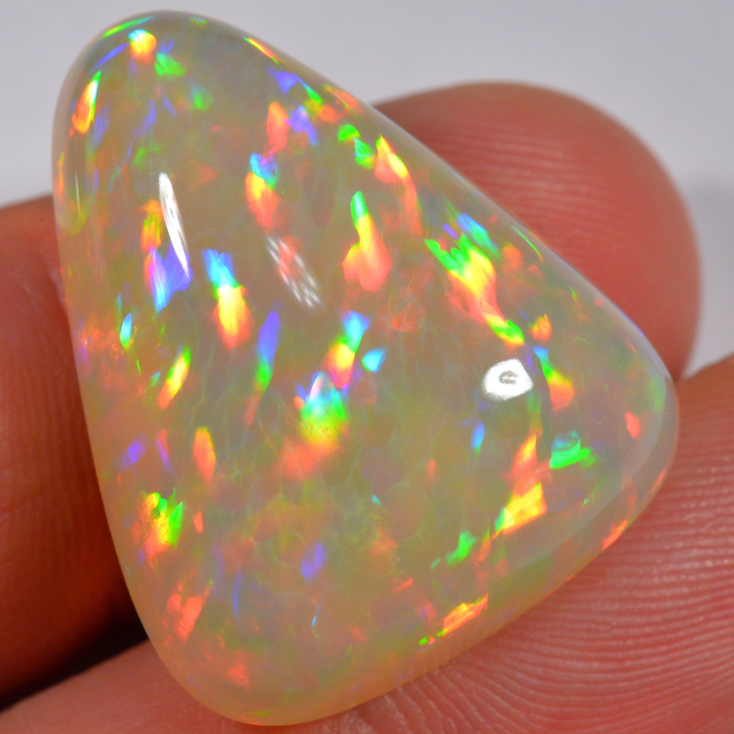 32.3 Karat - Wunderbares Welo Opal Dreieck mit Regenbogenprismen - DeinOpal
