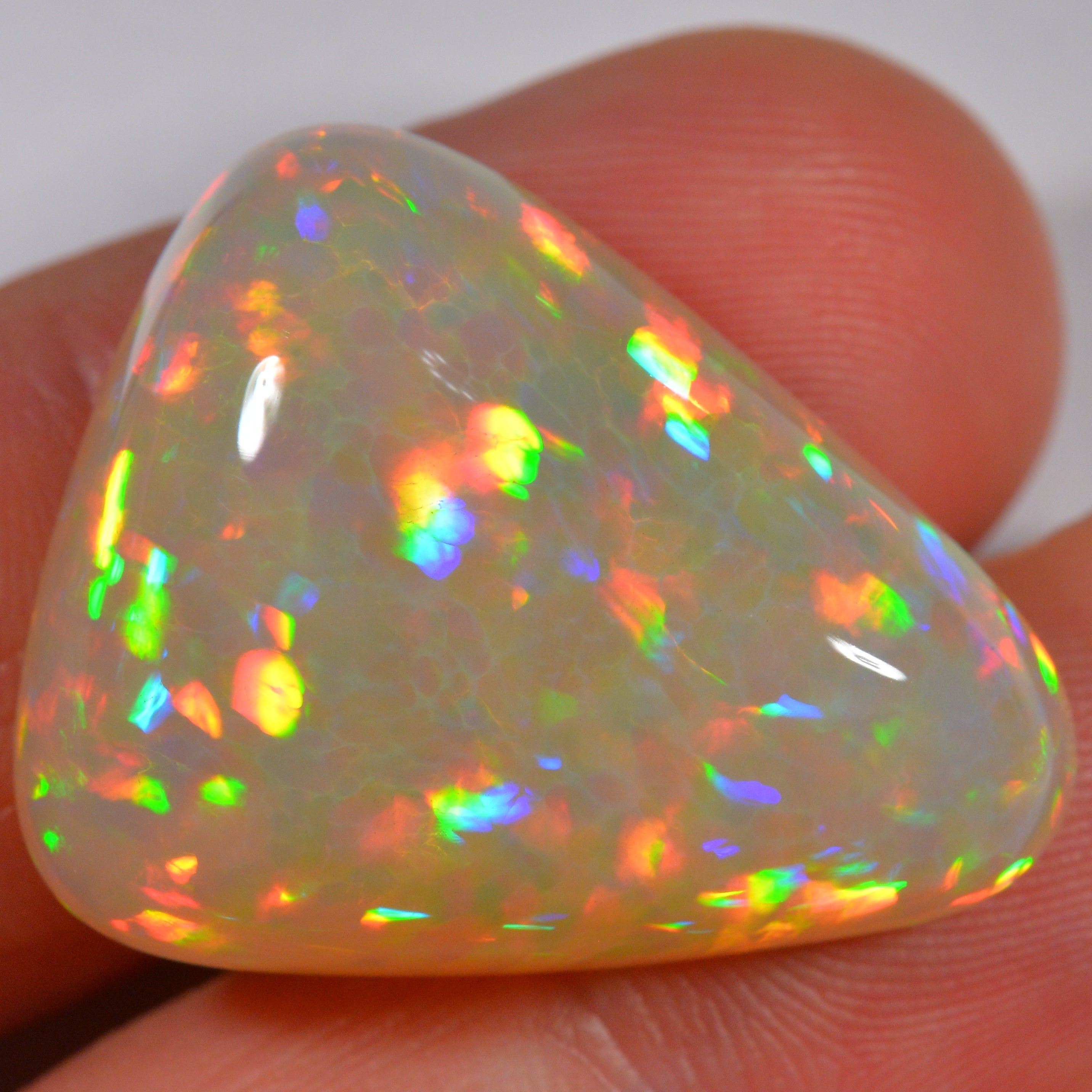 32.3 Karat - Wunderbares Welo Opal Dreieck mit Regenbogenprismen - DeinOpal