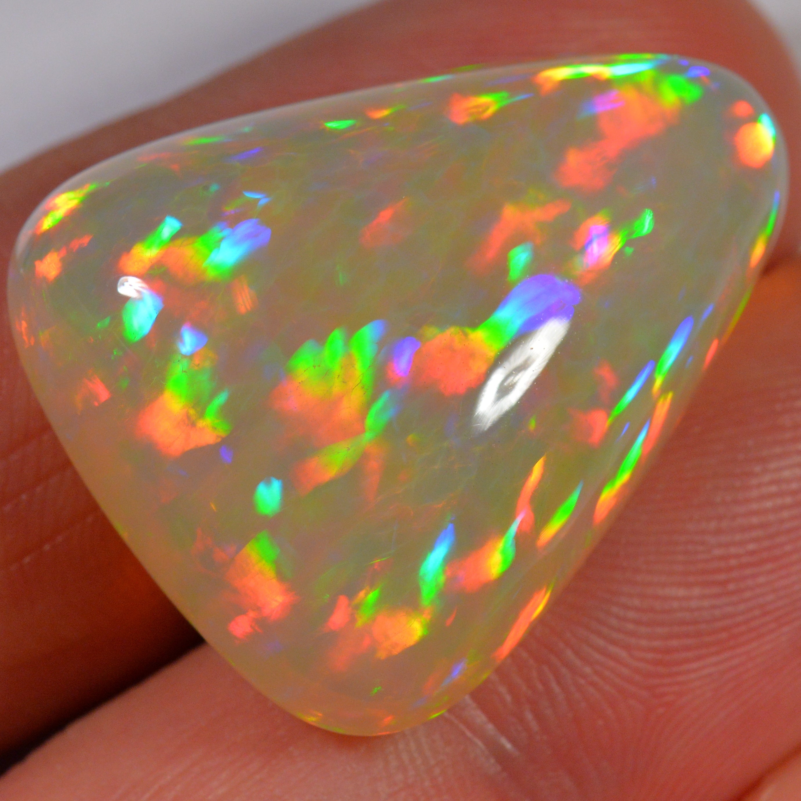 32.3 Karat - Wunderbares Welo Opal Dreieck mit Regenbogenprismen - DeinOpal