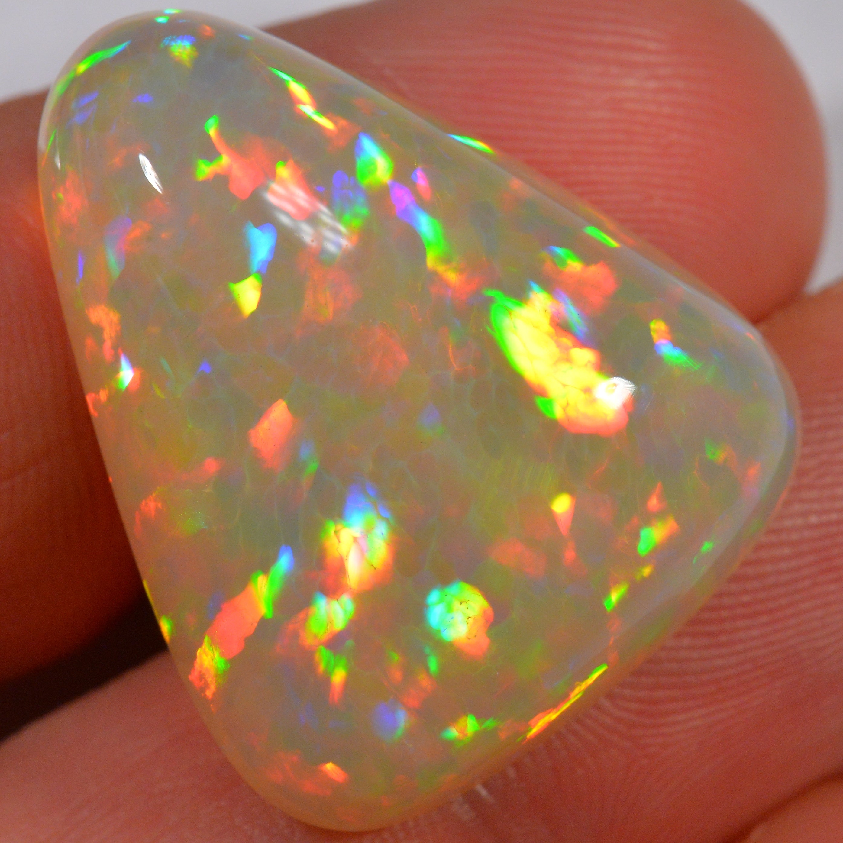 32.3 Karat - Wunderbares Welo Opal Dreieck mit Regenbogenprismen - DeinOpal