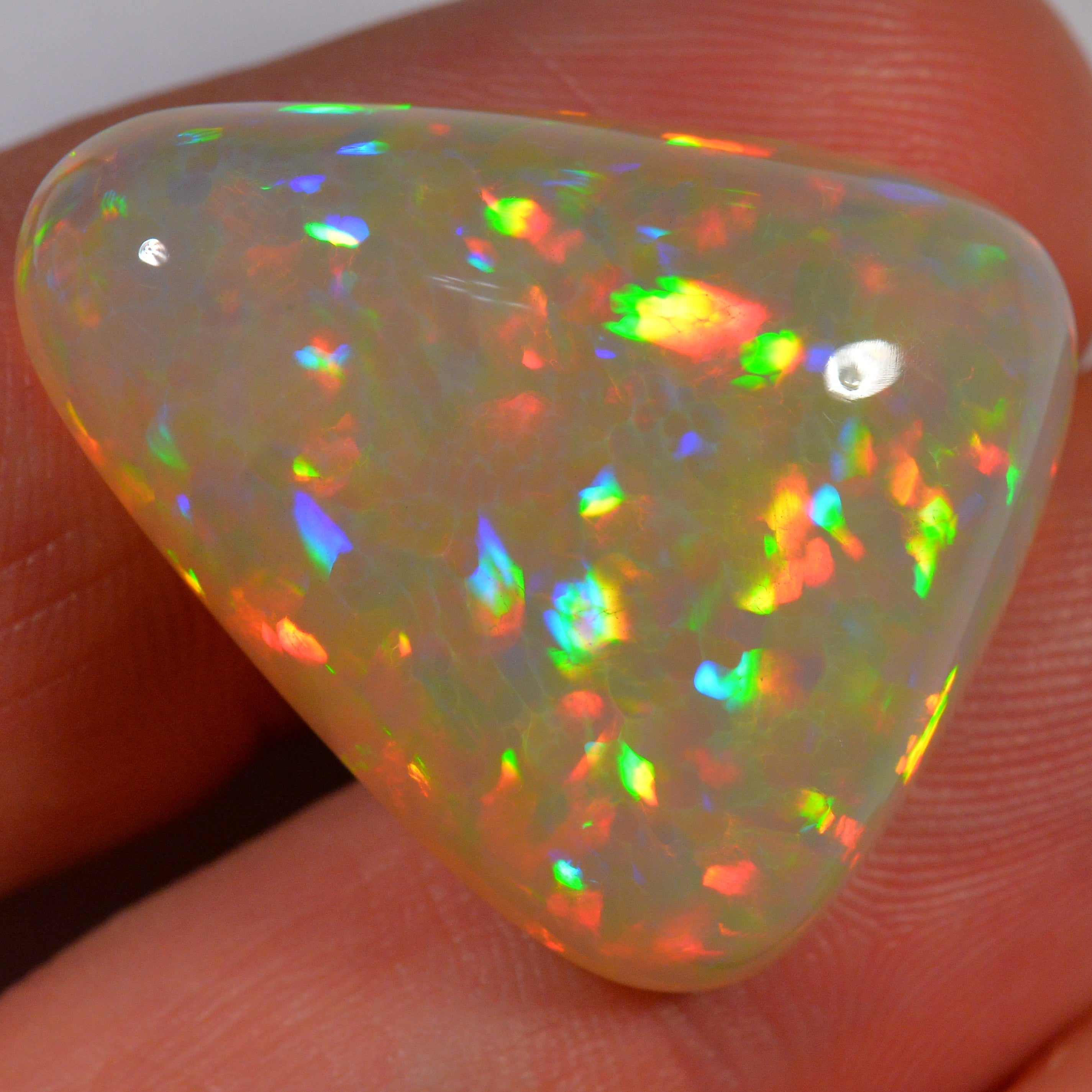 32.3 Karat - Wunderbares Welo Opal Dreieck mit Regenbogenprismen - DeinOpal