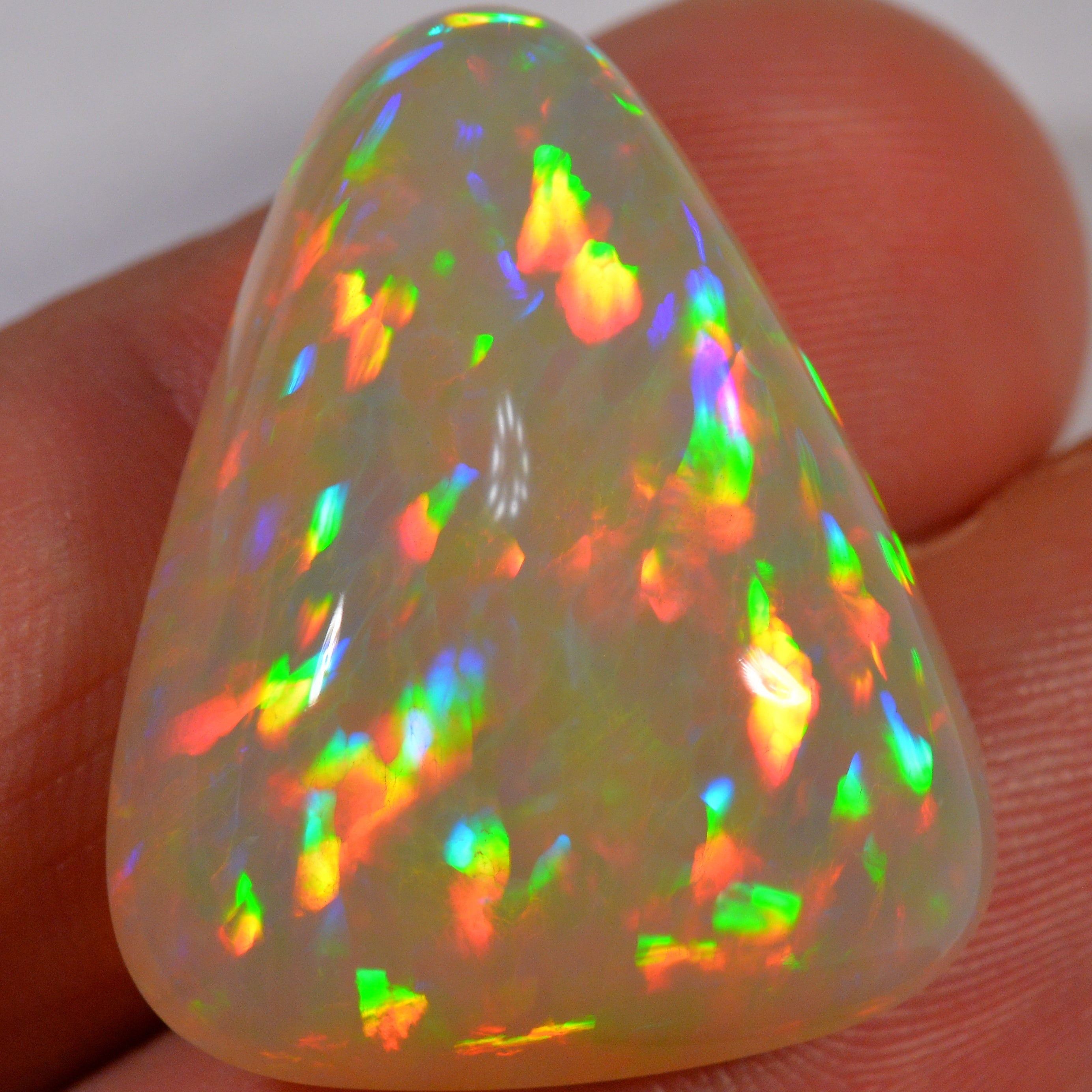 32.3 Karat - Wunderbares Welo Opal Dreieck mit Regenbogenprismen - DeinOpal