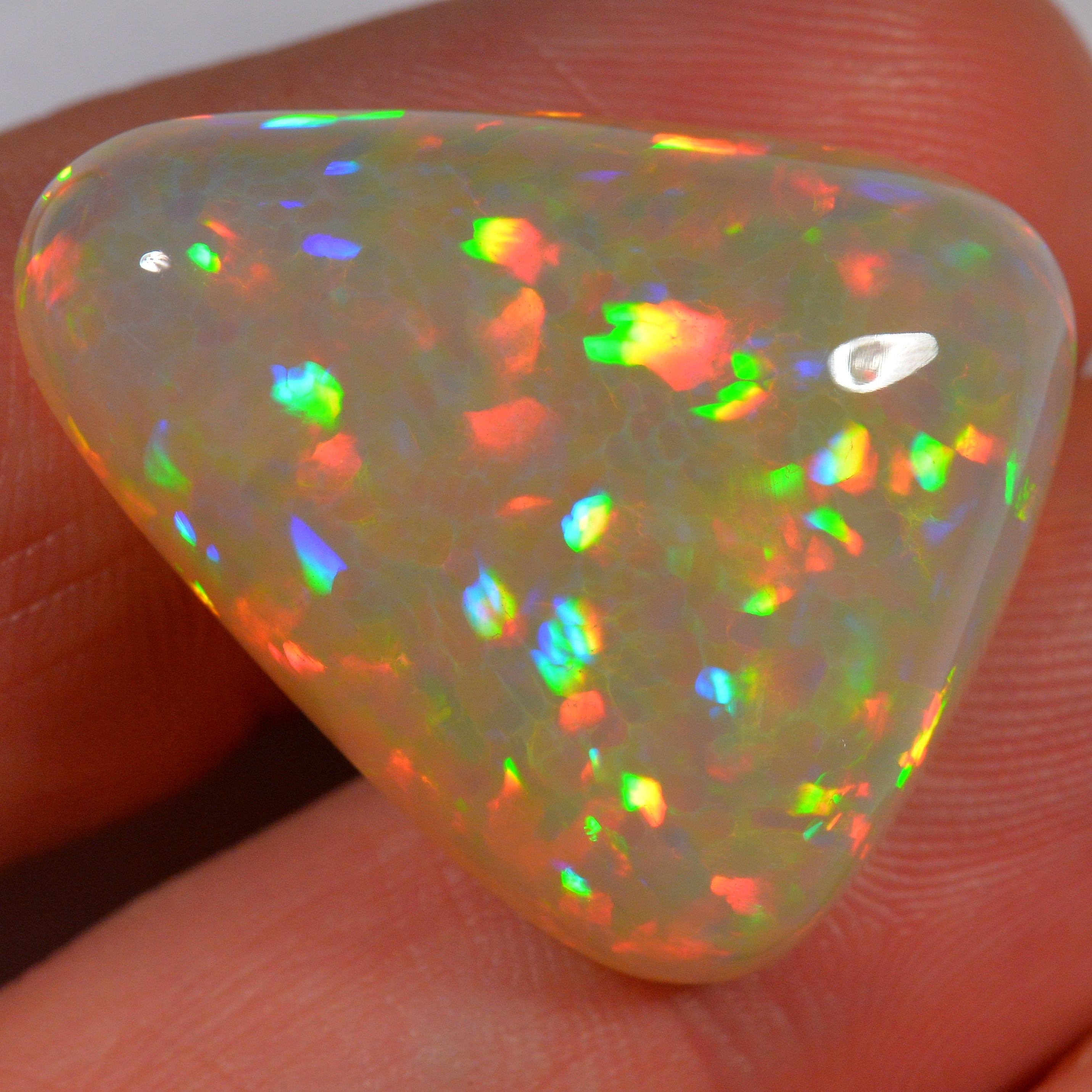 32.3 Karat - Wunderbares Welo Opal Dreieck mit Regenbogenprismen - DeinOpal