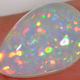 8 Karat - Tropfenförmiger Äthiopischer Welo Opal mit Regenbogen - DeinOpal