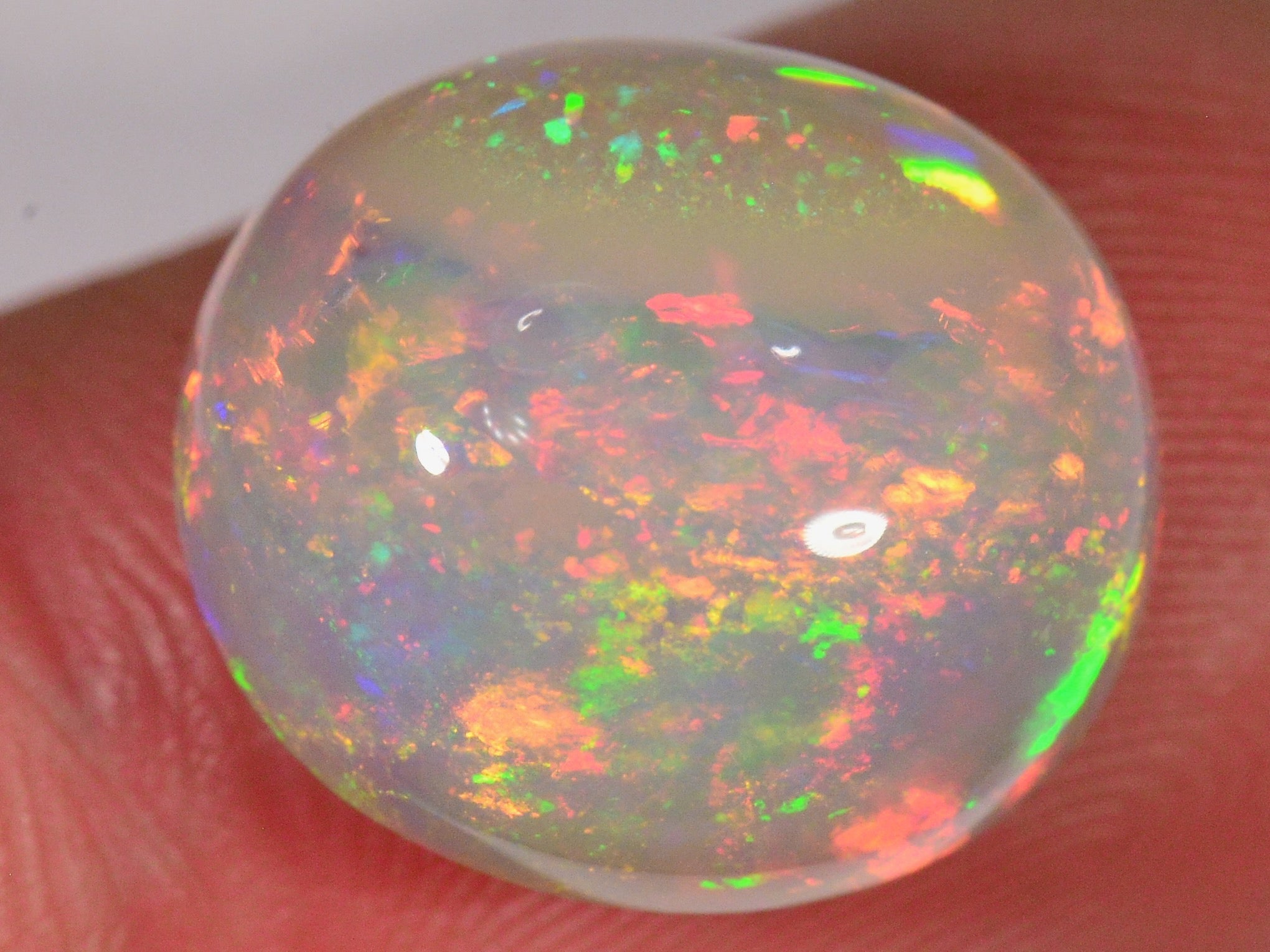 10.2 Karat - Intensiver ovaler Äthiopischer Welo Opal - DeinOpal