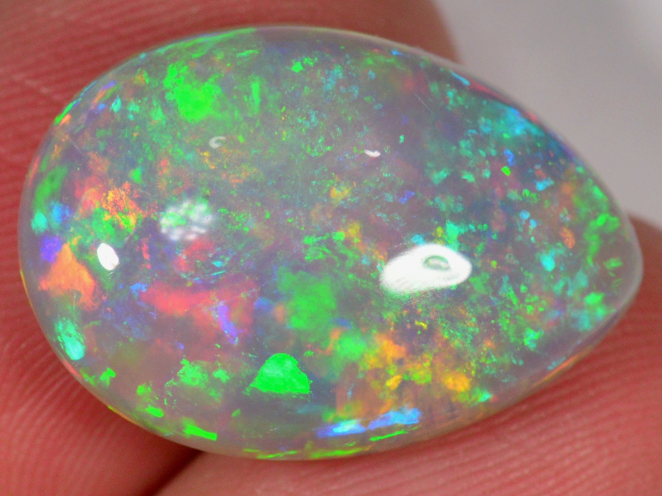 12 Karat - Tropfenförmiger Äthiopischer Welo Opal mit intensiven Farben - DeinOpal
