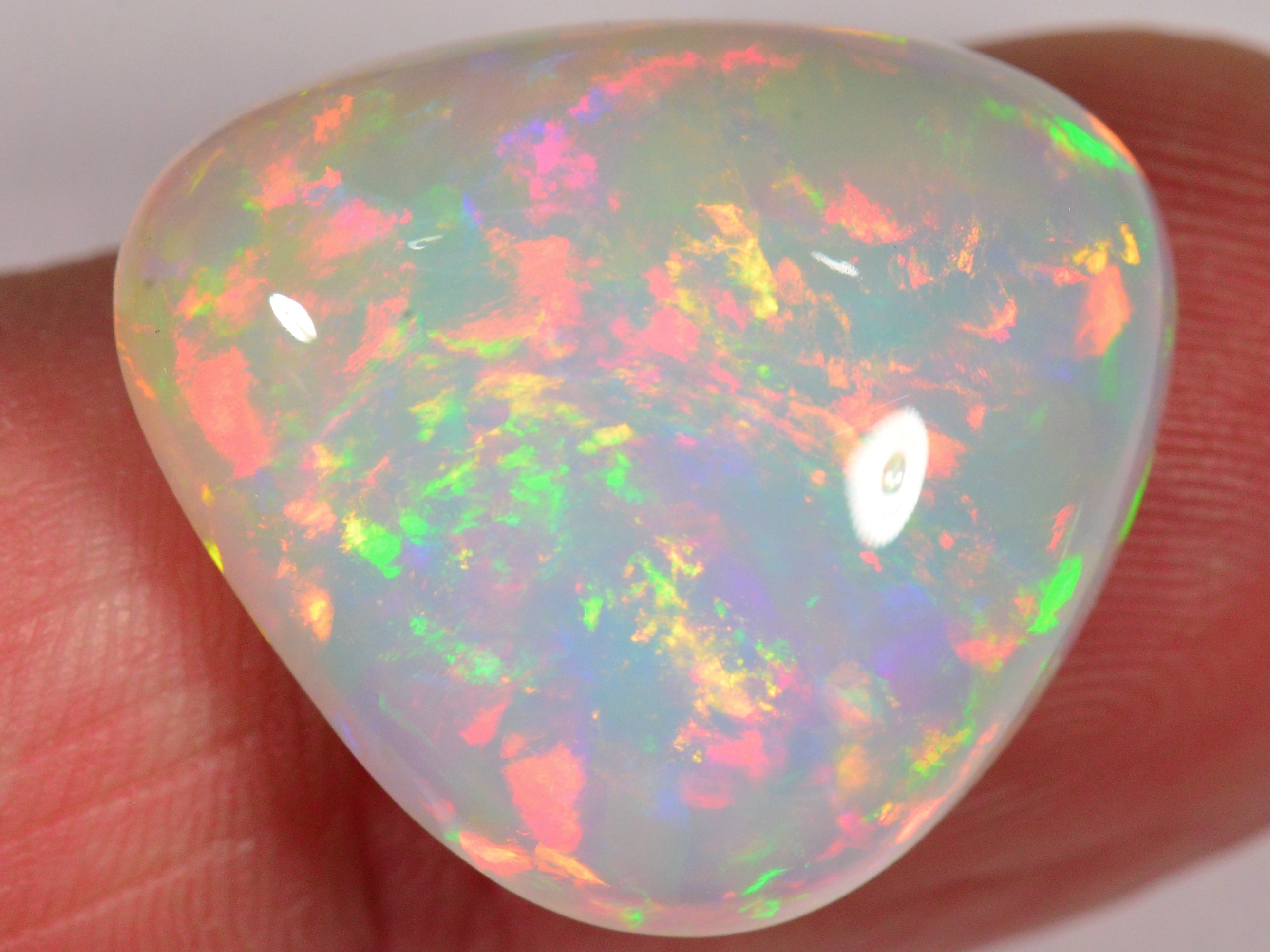 16.7 Karat - Leuchtender Äthiopischer Welo Opal - DeinOpal