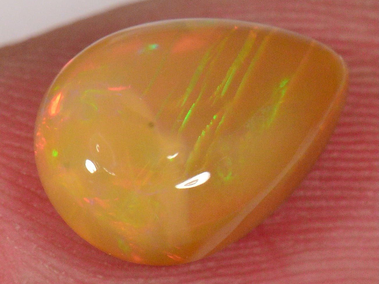 2.2 Karat - Tropfenförmiger Äthiopischer Welo Opal - DeinOpal