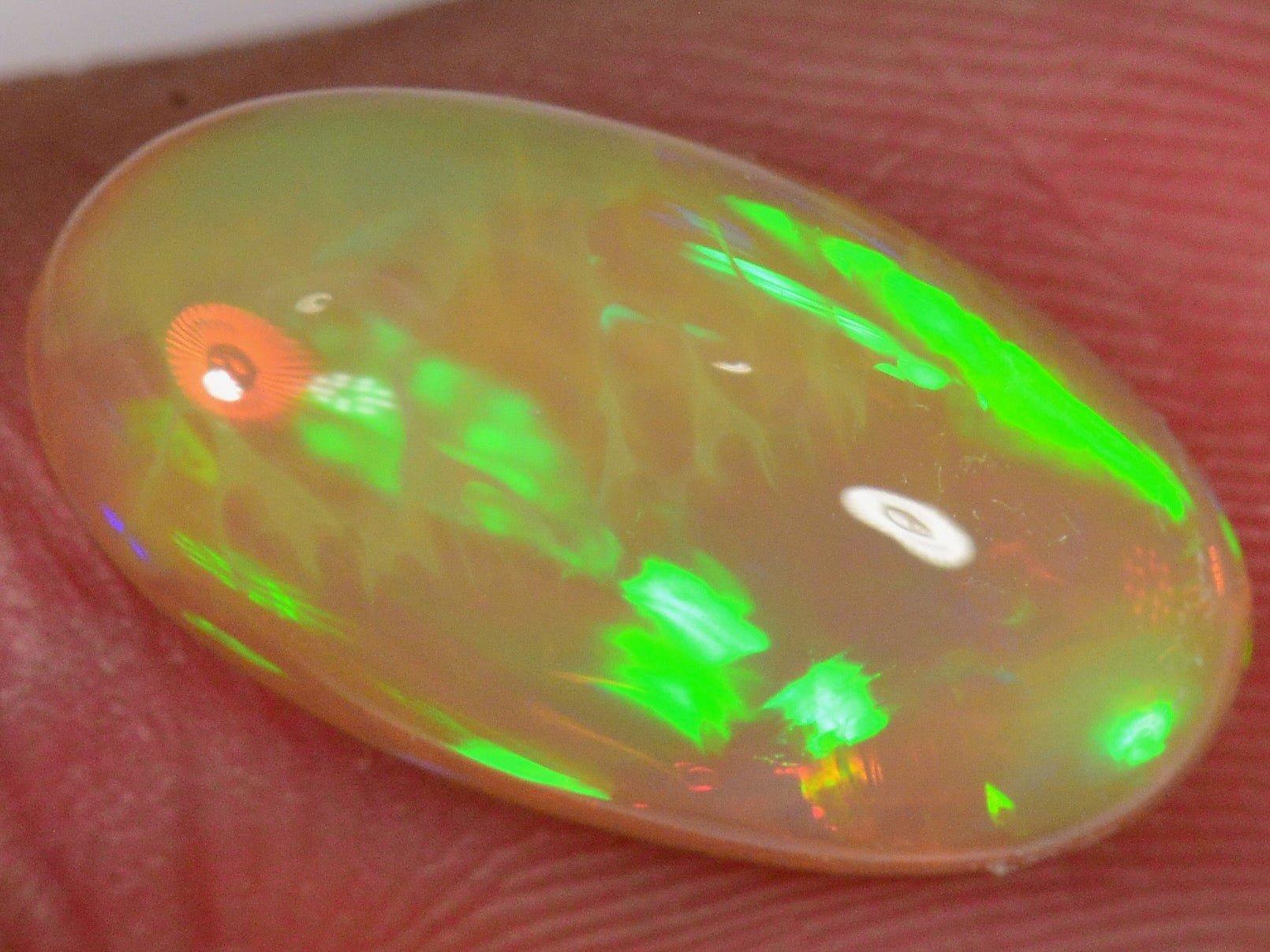 3.1 Karat - Oval geschliffener Äthiopischer Welo Opal mit schönem Muster - DeinOpal
