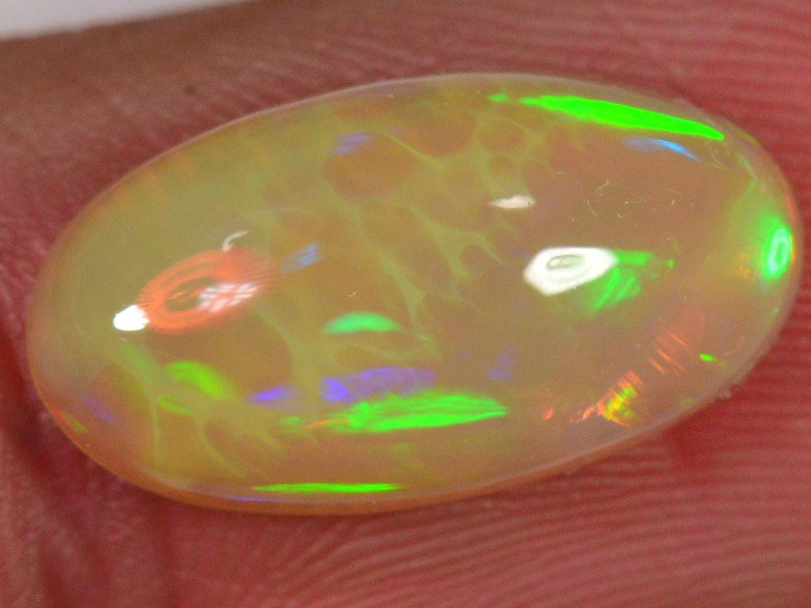 3.1 Karat - Oval geschliffener Äthiopischer Welo Opal mit schönem Muster - DeinOpal