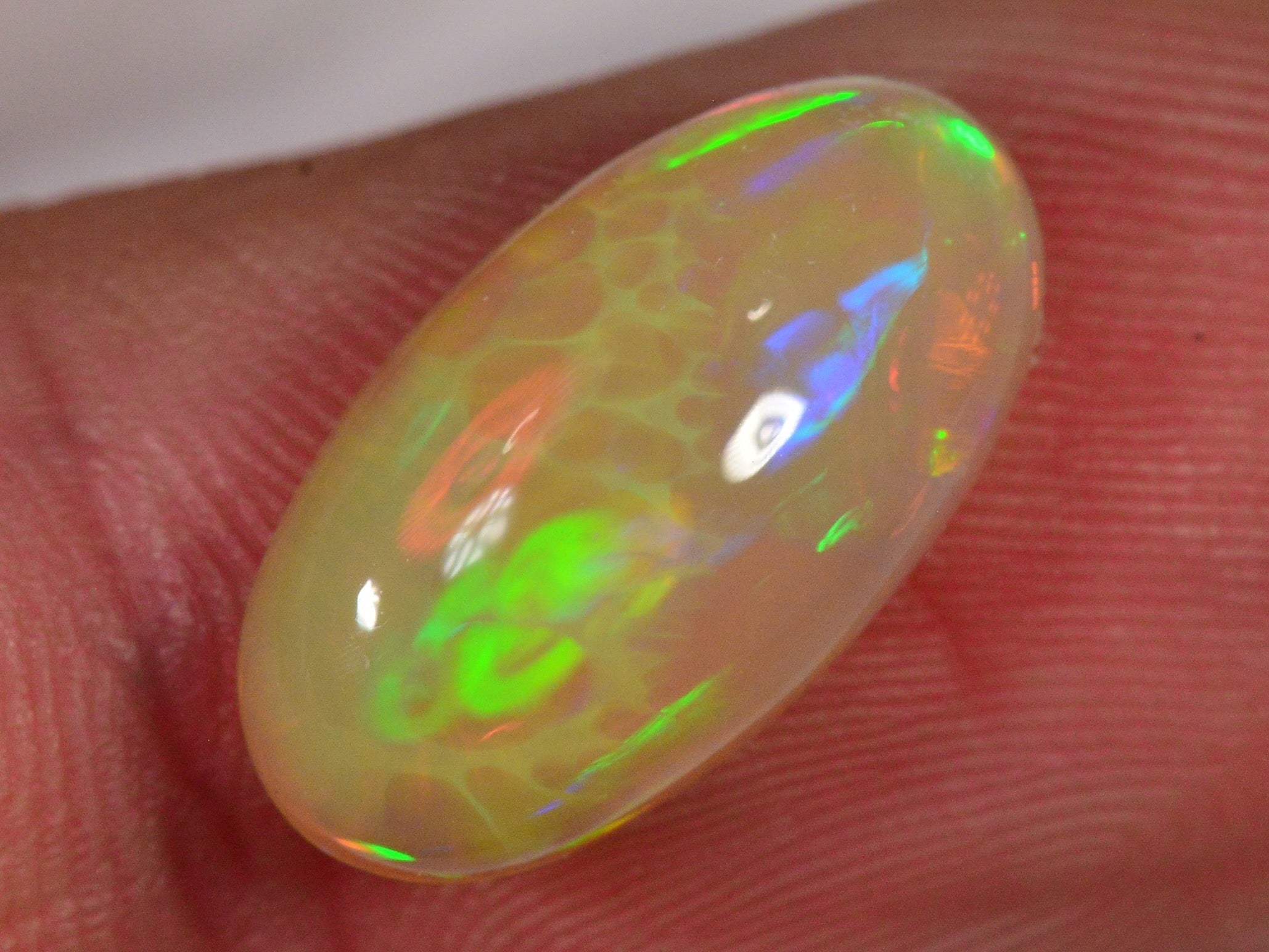 3.1 Karat - Oval geschliffener Äthiopischer Welo Opal mit schönem Muster - DeinOpal