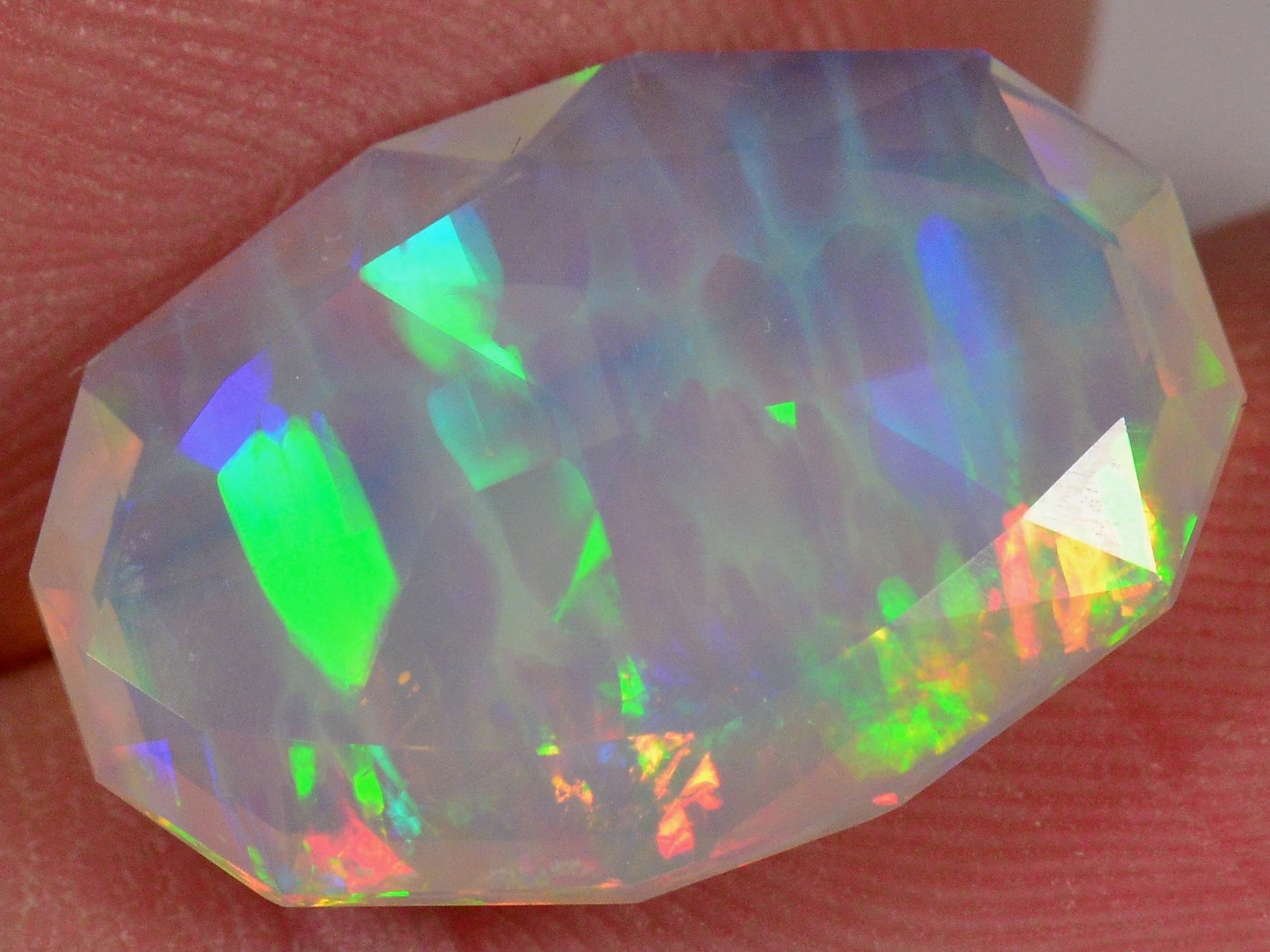 3.9 Karat - Farbenprächtiger facettierter Äthiopischer Welo - DeinOpal