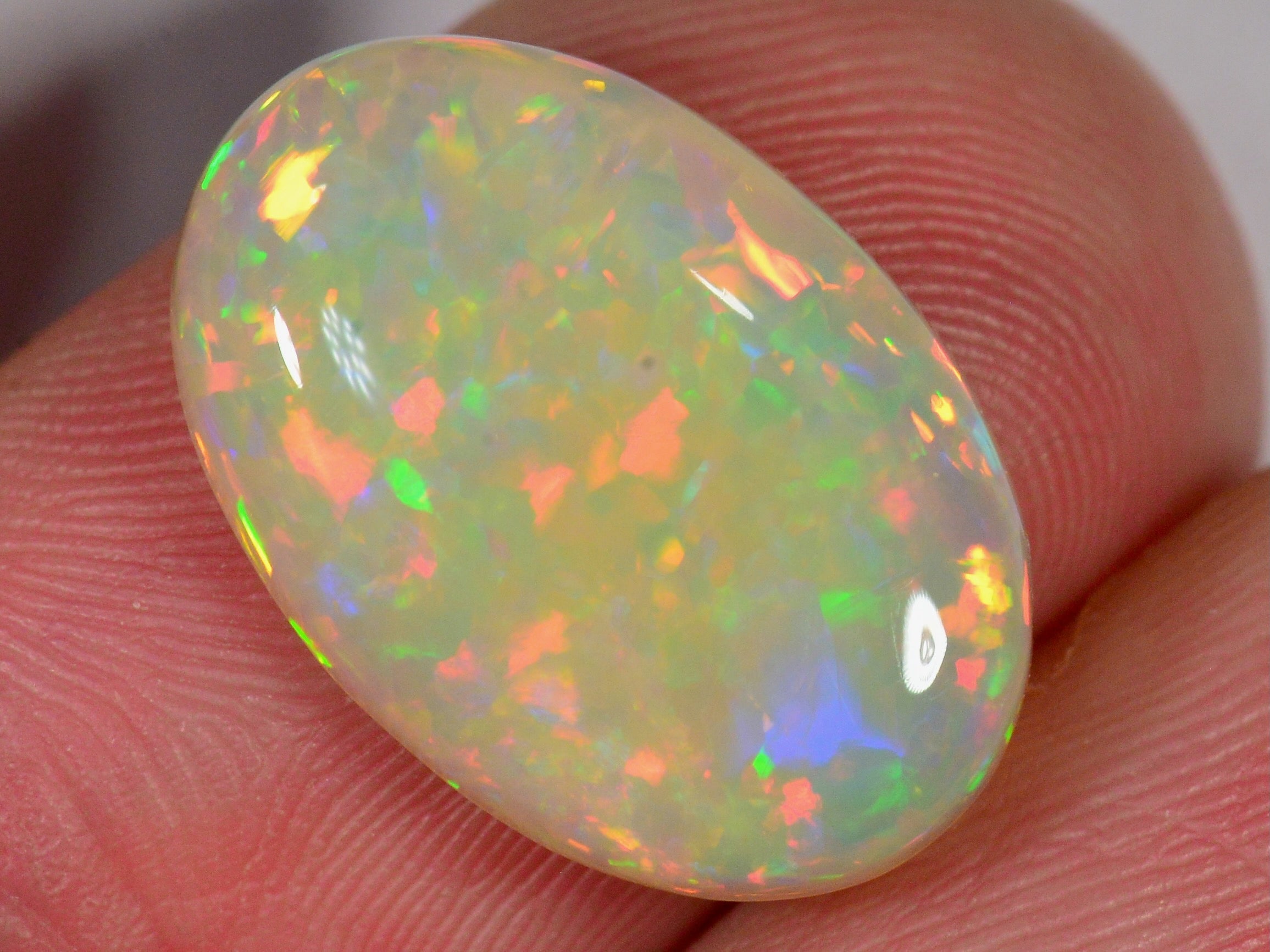5 Karat - Glitzernder oval geschliffener Äthiopischer Welo Opal - DeinOpal