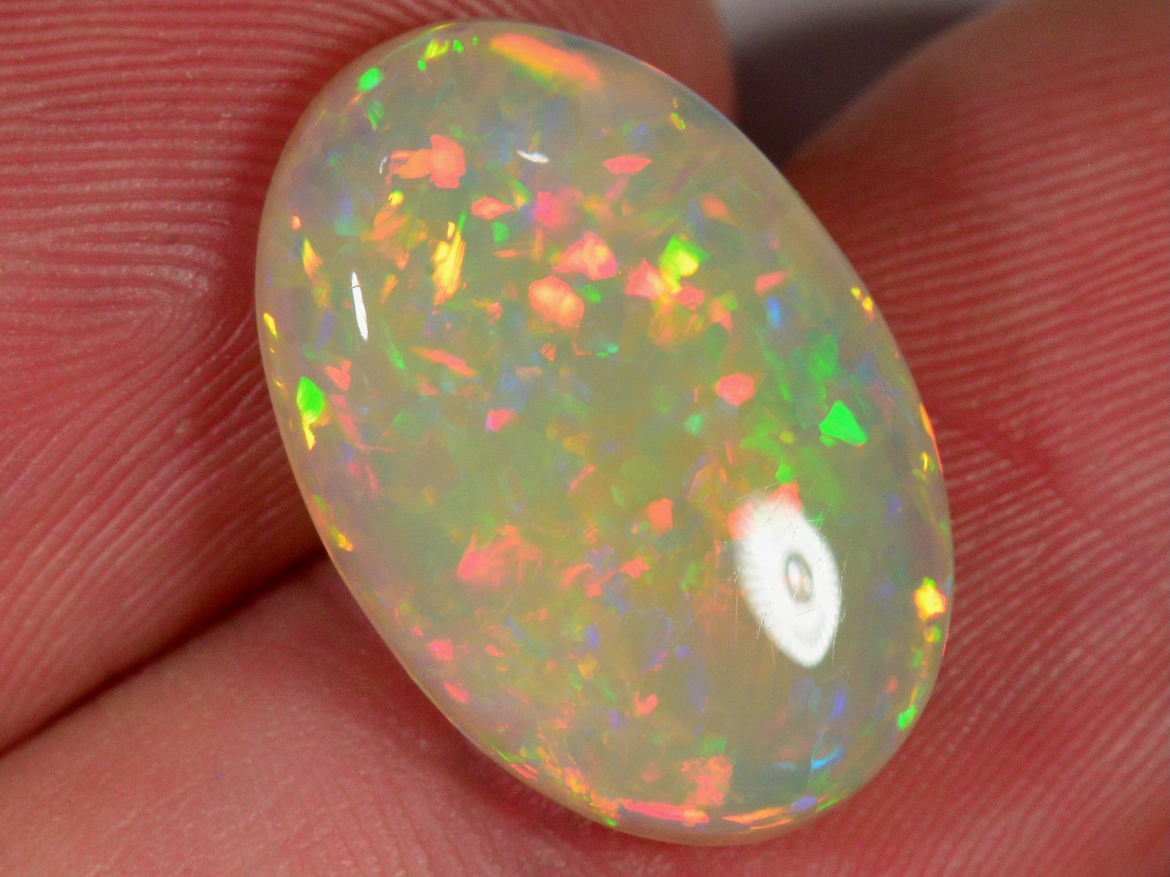 5 Karat - Glitzernder oval geschliffener Äthiopischer Welo Opal - DeinOpal