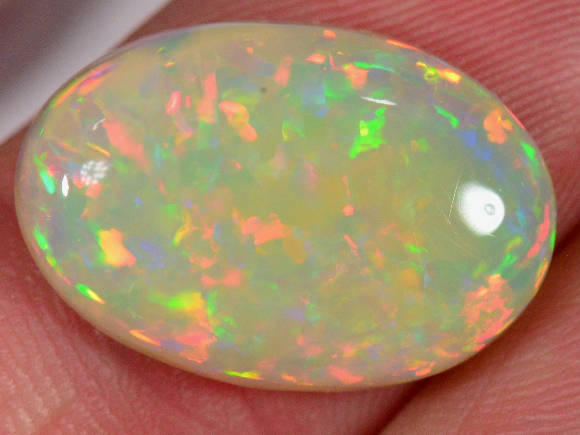 5 Karat - Glitzernder oval geschliffener Äthiopischer Welo Opal - DeinOpal