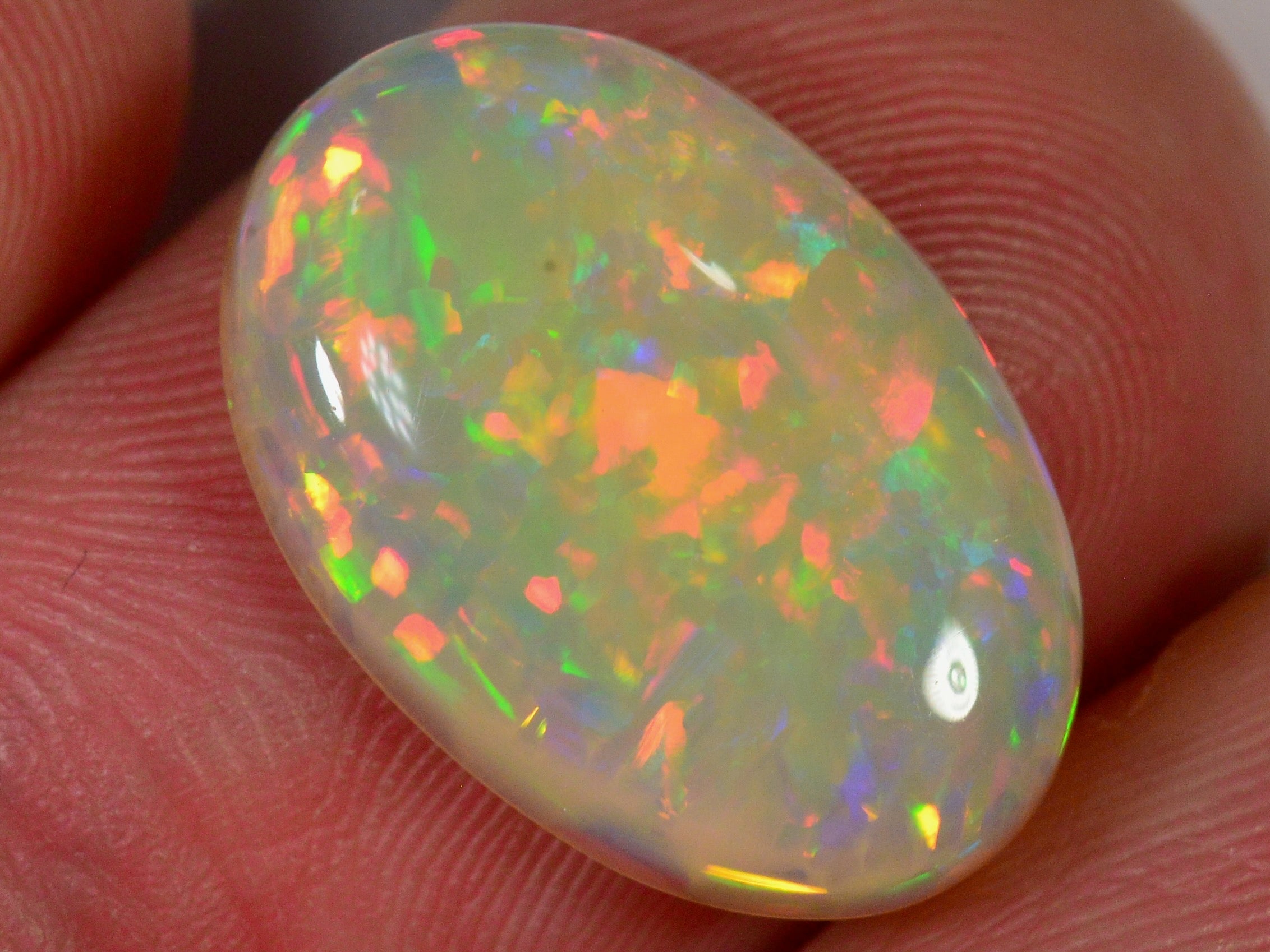 5 Karat - Glitzernder oval geschliffener Äthiopischer Welo Opal - DeinOpal