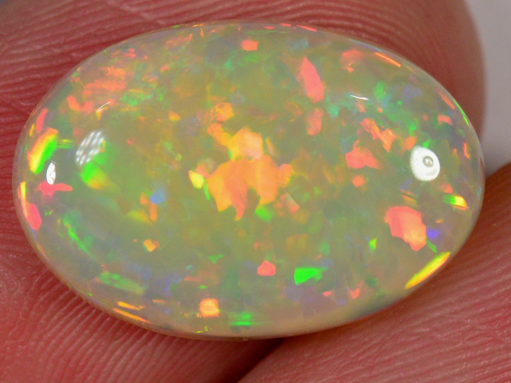 5 Karat - Glitzernder oval geschliffener Äthiopischer Welo Opal - DeinOpal