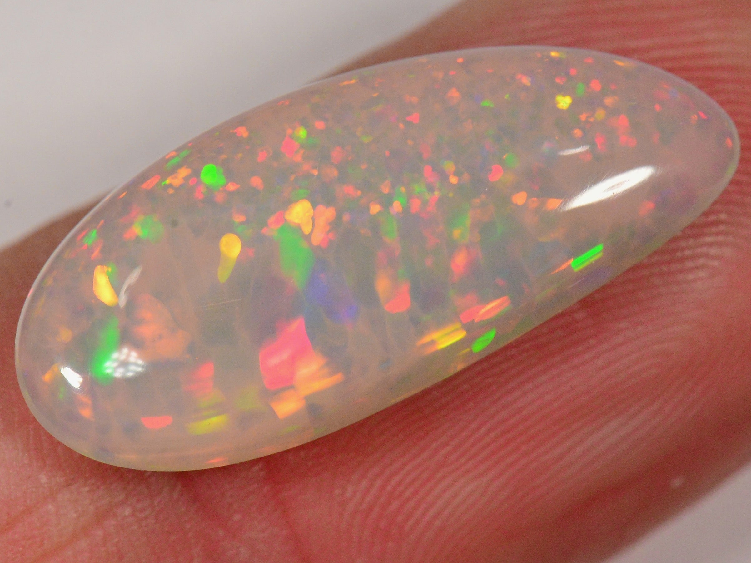 5.6 Carat Hellgrauer Ethiopian Welo Opal mit Pinfire and Streifen — natural untreated Ethiopian Welo opal