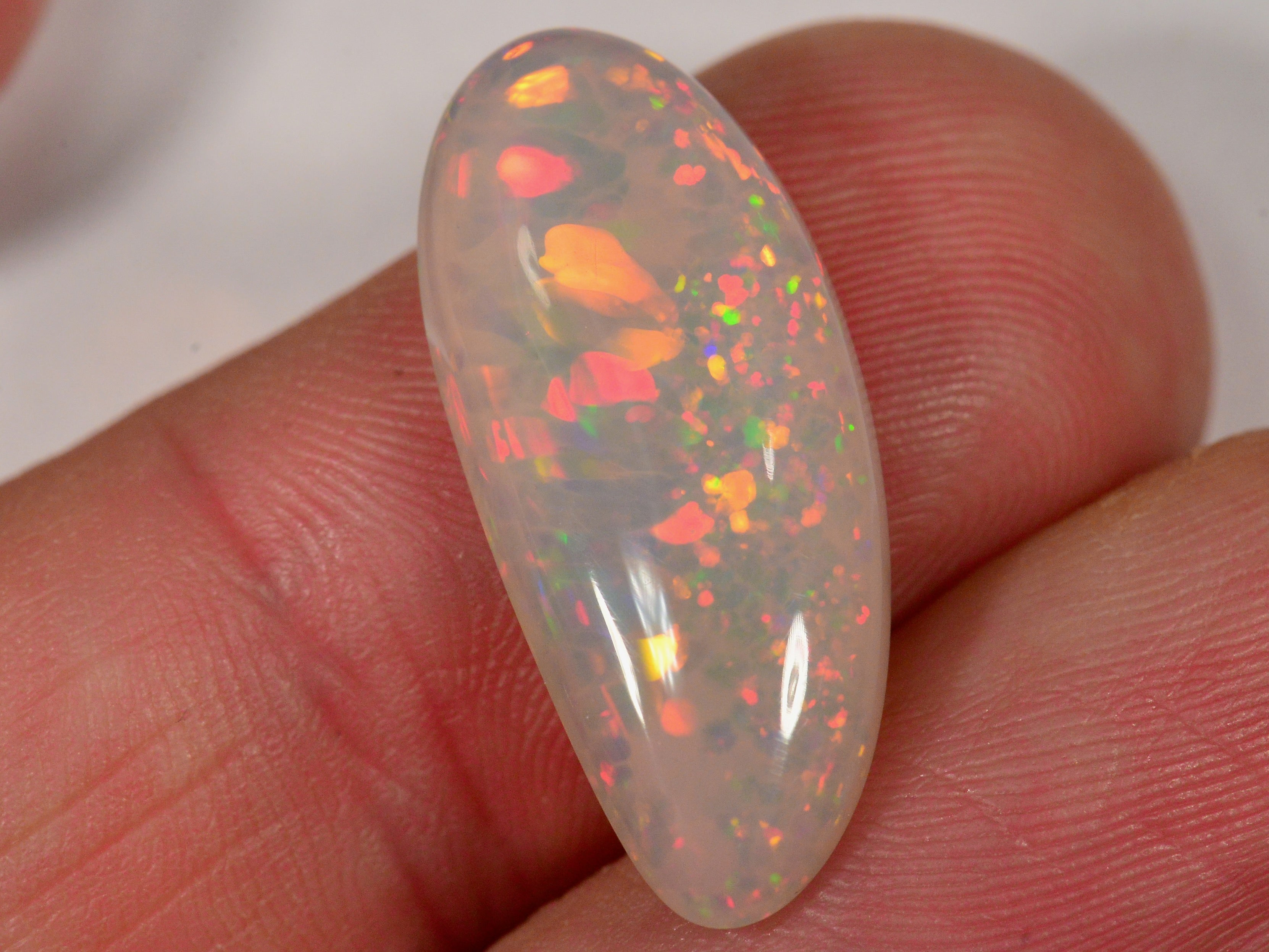 5.6 Carat Hellgrauer Ethiopian Welo Opal mit Pinfire and Streifen — natural untreated Ethiopian Welo opal