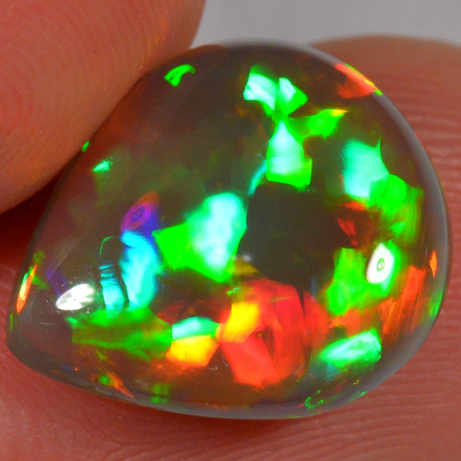 6.1 Karat - Dunkler Tropfenförmiger Äthiopischer Welo Opal - Beska Mine - DeinOpal