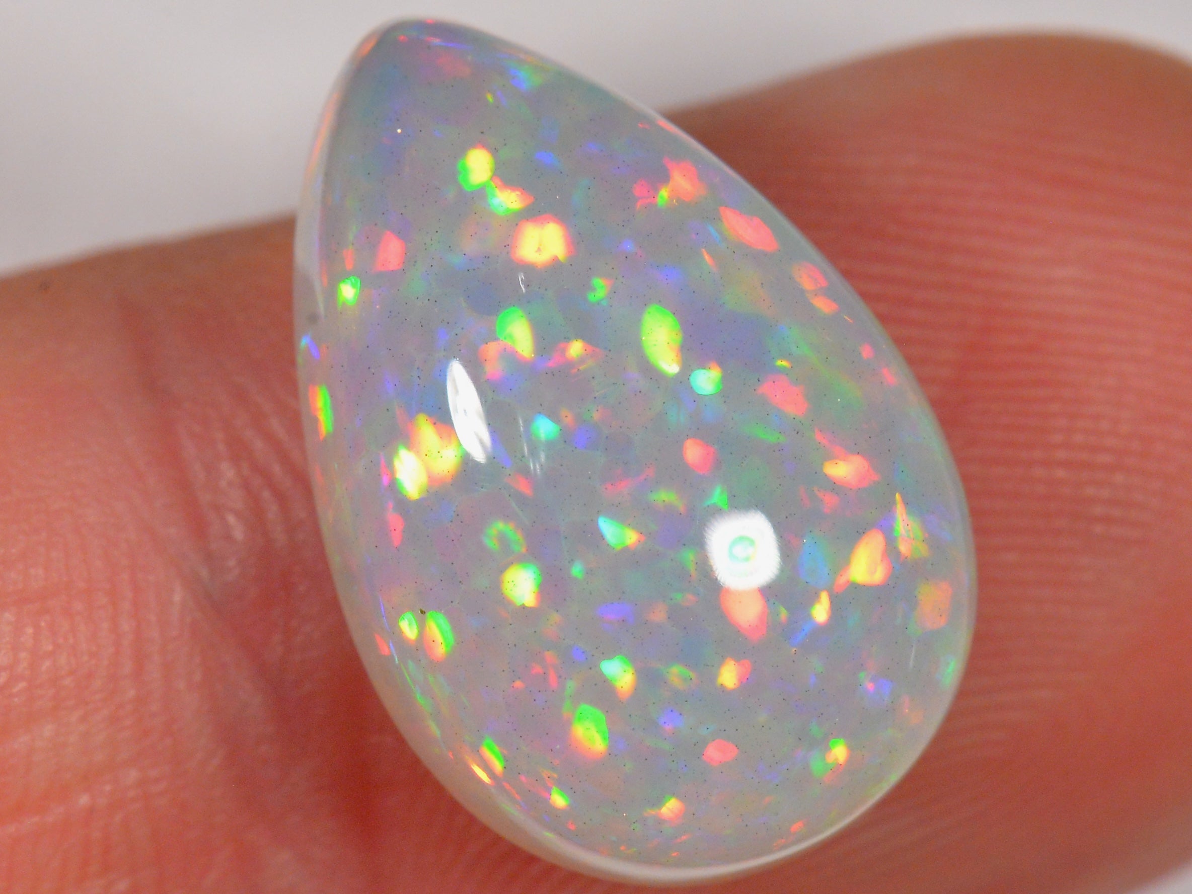 8 Karat - Tropfenförmiger Äthiopischer Welo Opal mit Regenbogen - DeinOpal