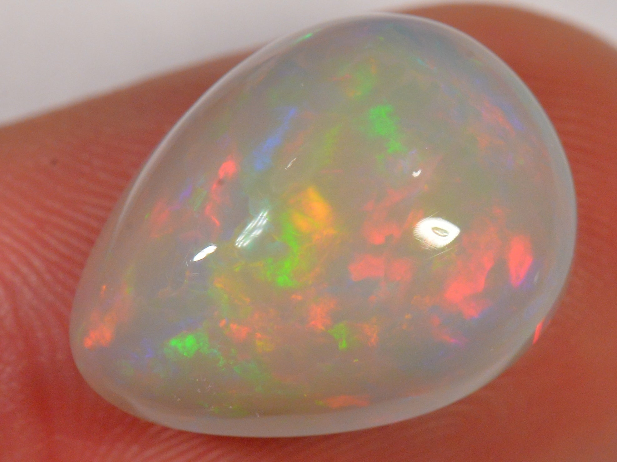 8.5 Carat Pear-Shaped Ethiopian Welo Opal mit sanften Pastelfarben — natural untreated Ethiopian Welo opal