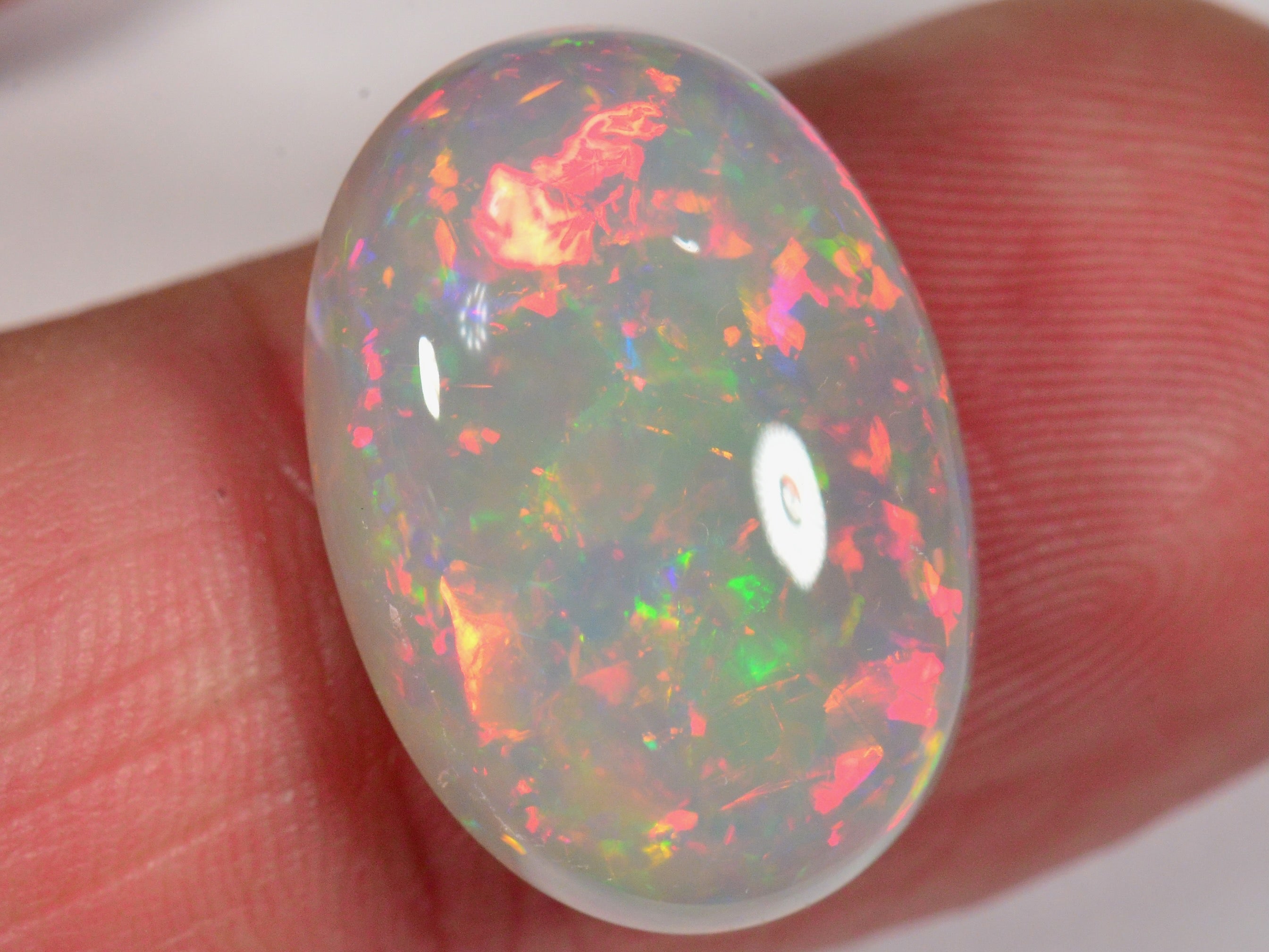 9.3 Carat Oval Geschliffener Ethiopian Welo Opal - Grey Base — natural untreated Ethiopian Welo opal